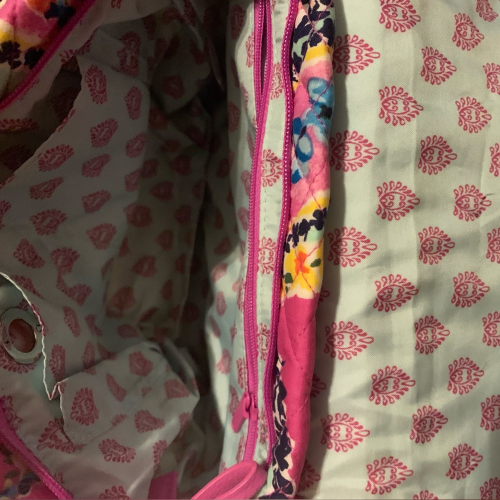 Vera Bradley crossbody flap closure - Picture 2 of 3